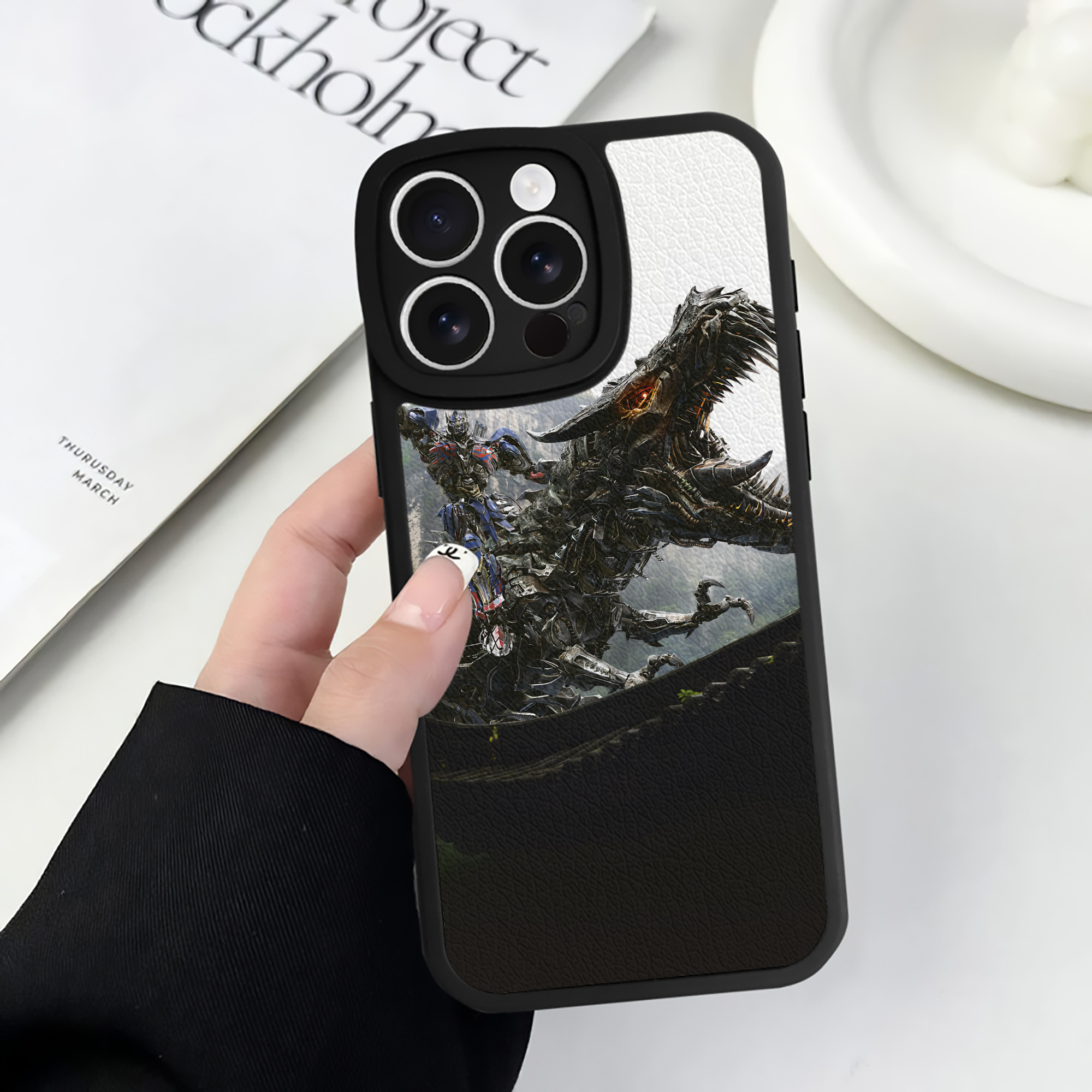 （画像用） Transformers トランスフォーマー 【iPhone 16シリーズ対応】シリコンスマホケース（レザー調） 材質：シリコン